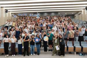 副國合長林芝璇（前排右四）指出政大正努力發展人工智慧、半導體相關課程，營造孕育擁有理工、人文跨域能力的人才。（照片來源：國合處）(另開新視窗/jpg檔)圖片