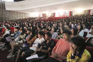 在場許多高中生認真聆聽。（攝影：校訊記者周佩怡）(另開新視窗/jpg檔)圖片