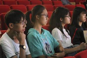 高中生認真聆聽簡報內容。（攝影：校訊記者周佩怡） (1)(另開新視窗/jpg檔)圖片