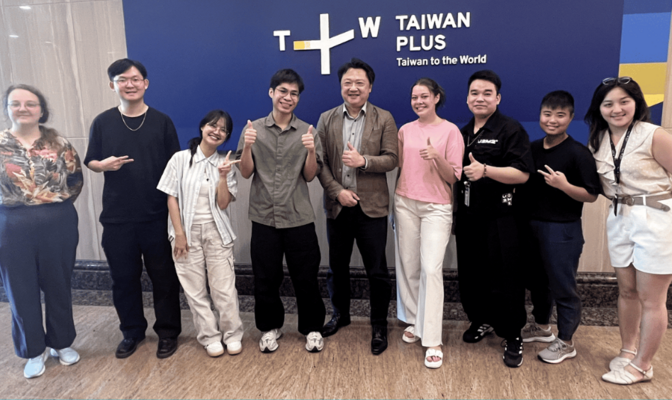 GCIT students and TaiwanPlus CEO Michael Yu (fifth from left) after their final lecture presentation. (Photo by GCIT)