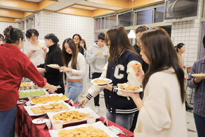 學生於活動期間享用餐點並交流互動。（圖片來源：創新國際學院）(另開新視窗/jpg檔)圖片