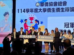 政大僑生代表隊於頒獎典禮上台領獎，現場氣氛熱烈，隊員臉上洋溢喜悅。(照片來源：學務處生活事務暨僑生輔導組)(另開新視窗/jpg檔)圖片