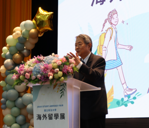 Vice President Shu-Heng Chen used Charles Darwin’s voyage on the HMS Beagle as a metaphor, encouraging students to bravely embark on their own journeys.(Photo by OIC)(Open new window/png file)Image