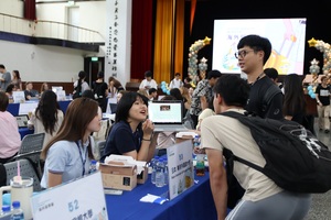 Students enthusiastically engaged with international exchange students at the booths, asking questions about foreign cultures and campus life abroad.(Photo by OIC)(Open new window/jpg file)Image