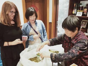 許立欣在杭州的茶園拜會研究狄更生的學者（照片來源：許立欣）