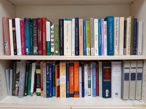 許立欣研究室的書架上整齊地擺滿狄更生的詩集（照片來源：許立欣）