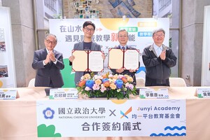 政大校長李蔡彥（右二）與均一平台董事長呂冠緯（左二）代表雙方簽署 MOU，當日並邀請前教育部長吳思華（右一），以及前奧美集團董事長、政大管理博士，同時也是均一平台董事的白崇亮（左一）共同見證。（攝影：秘書處）(另開新視窗/jpg檔)圖片