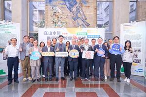 政大攜手均一平台師長合照。第一排(從左到右)：林進山老師、蔡炎龍學務長、詹志禹副校長、白崇亮董事、呂冠緯董事長、李蔡彥校長、吳思華老師、林啓屏教務長、許志堅副教務長、謝文琪老師  第二排(從左到右)：劉子愷老師、謝佩璇老師、圖書館廖文宏館長、邱美秀老師、連弘宜老師、陳世昌組長、黃政仁老師、主計室蔡明玿主任、曾守正主任秘書。（攝影：秘書處）(另開新視窗/jpg檔)圖片