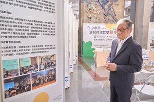 白崇亮董事以政大校友身份對合作表示興奮。他指出，均一平臺與政大合作的意義在於能將政大的課程放到平臺上，讓中學生也能學習，這在 AI 時代尤為重要。（攝影：秘書處）(另開新視窗/jpg檔)圖片