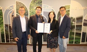 社會科學學院院長楊婉瑩(右二)、行政管理碩士學程副執行長甯方璽(右一)、地政學系主任白仁德(左二)，與新北市副市長劉和然(左二)合影。（照片來源：行政管理碩士學程）(另開新視窗/jpg檔)圖片