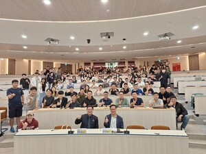 行政管理碩士學程副執行長甯方璽(右)及新北市副市長劉和然(左)與課堂同學合影。（照片來源：行政管理碩士學程）(另開新視窗/jpg檔)圖片