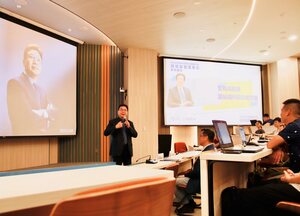 新北市副市長劉和然帶領同學認識「常軌與超越-談組織的領導與管理」治理哲學。（照片來源：行政管理碩士學程）(另開新視窗/jpg檔)圖片