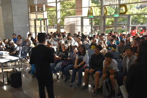 對商學院有興趣的高中生於下午聚集商學院大廳。（攝影：校訊記者王晨羽）(另開新視窗/jpg檔)圖片