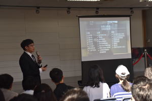 商院生涯大使介紹商院八大學系。（攝影：校訊記者王晨羽）(另開新視窗/jpg檔)圖片