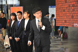 商院生涯大使身穿正式服裝，展現專業面貌介紹商院八大學系。（攝影：校訊記者王晨羽）(另開新視窗/jpg檔)圖片