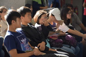 現場除了高中學生，家長及高中教師皆聚精會神聽講。（攝影：校訊記者王晨羽）(另開新視窗/jpg檔)圖片