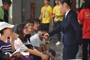 同學們對於課程規劃及入學踴躍發問。（攝影：校訊記者王晨羽）(另開新視窗/jpg檔)圖片