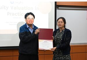 Professor Jyh-Jian Sheu, Associate Vice President for Academic Affairs, Director of the Center for Teaching and Learning Development, Associate Executive Convenor of the Bilingual Education and Multicultural Promotion Office, and Director of the EMI Resource Center, presented a certificate of appreciation to Professor Yi-Ping Huang from the Department of English. (Photo credit: EMI Resource Center)(Open new window/jpg file)Image