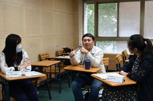 During the post-lesson discussion, observing teachers and expert professors engaged in in-depth dialogue. The commentators offered both commendations and constructive suggestions. (Photo credit: EMI Resource Center)(Open new window/jpg file)Image