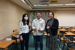 Assistant Professor Wen-Chi Shie from the Department of Public Administration at National Chengchi University (left) and Professor Yi-Ping Huang from the Department of English at NCCU (right) participated in the post-lesson discussion, pictured here with the course instructor, Assistant Professor Calvin J. Chiou from the Department of Finance at NCCU (center). (Photo credit: EMI Resource Center)(Open new window/jpg file)Image