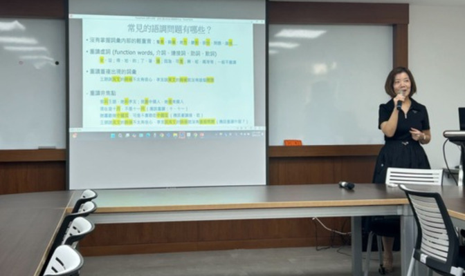 Dr. Hu introducing common intonation issues at the beginning of the talk
