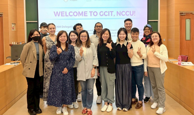 全創碩歡迎來自新加坡國立大學 CNM 學系的訪問團來台。照片中為 CNM 副系主任 Natalie Pang 教授（前排左三）、全創碩主任林翠絹特聘教授（前排左二）、蔡葵希助理教授（第二排左一），與新加坡學生一同合影留念。（照片來源：全創碩）