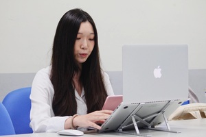 發表人之一韓舒容為數位碩學生(照片來源:國傳學程)(另開新視窗/jpg檔)