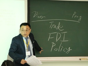政大外交系副教授吳崇涵擔任「國關理論與避險策略」一場次之評論人,肯定發表人之表現並給予回饋(照片來源:外交系)