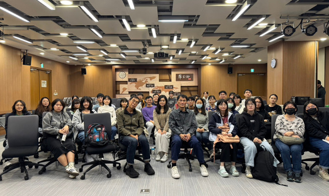 導演劉吉雄與全體觀眾大合照。(攝影:圖書館)