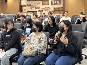 觀眾提問。（攝影：圖書館）(另開新視窗/jpg檔)圖片