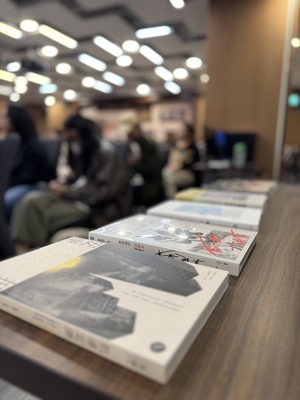在問答環節贈送提問同學的展覽圖書。（拍攝：圖書館）(另開新視窗/jpg檔)圖片