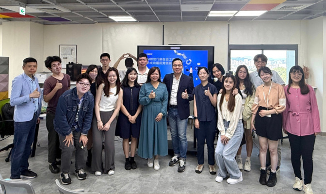 Appier 大中華區企業解決方案副總 李致杰(Eric Lee)（中）講後與全創碩主任林翠絹特聘教授（中左）及學生合影，現場交流熱絡，展現產學對話與 AI 實務經驗的深度融合。（照片來源：全創碩）