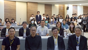 與會者和貴賓合照。（照片來源：AI中心）(另開新視窗/jpg檔)圖片