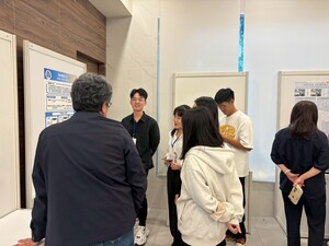 評審和參賽團隊現場交流。（照片來源：AI中心）(另開新視窗/jpg檔)圖片