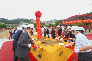 由校長郭明政偕同教育部政務次長劉孟奇等15位貴賓共同執鏟動土,祈求工程順利平安(攝影:秘書處)(另開新視窗/jpg檔)