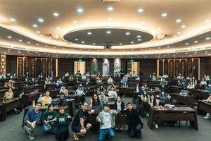 台通團隊與觀眾合影。（照片來源：中文系）(另開新視窗/jpg檔)圖片