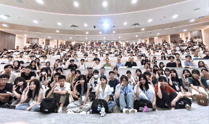社科院114學年度新生迎新活動，將近三百位社科院各學系的大一新生們齊聚一堂。(照片來源：社科院)