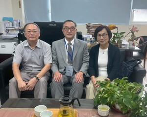 張堂錡教授、大木康教授、高桂惠教授合影（由左至右)。(照片來源：中文系)(另開新視窗/jpg檔)圖片