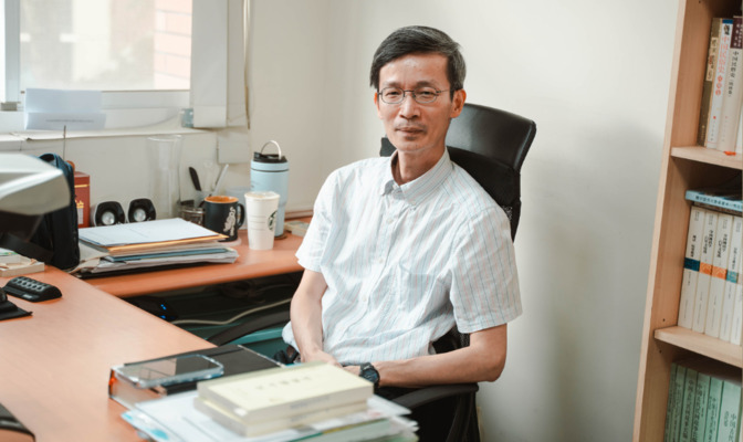 國立政治大學中國文學系楊明璋教授長期致力於敦煌學、寫本學研究,二度獲得學術研究獎學術特優獎(攝影:許芷婕)