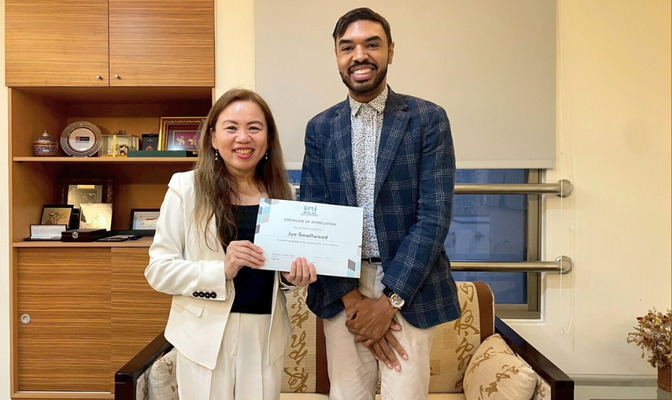 陳憶寧特聘教授(左)臨致贈感謝狀予Jye Smallwood 博士候選人(右)。(照片來源:英語教學資源中心)