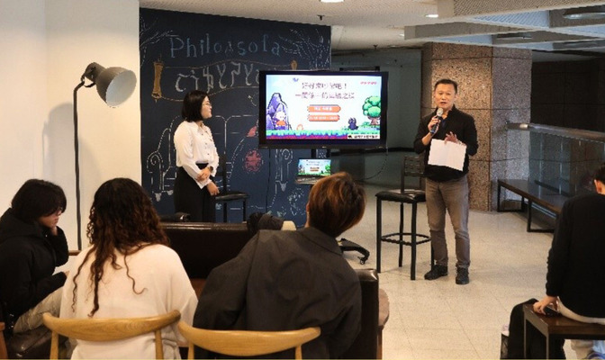 本場講座由財政學系彭喜樞副教授（右）開場，蔡季蓉老師（左）主講，討論親密關係中的衝突與修復。（照片來源：社科院）