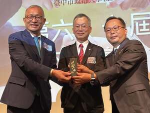 臺中市政大校友理事長交接典禮 ，左起第六屆理事長劉慶森學長、校長李蔡彥、黃聰德學長接任第七屆理事長。（照片來源：政治大學校友會）(另開新視窗/jpg檔)圖片