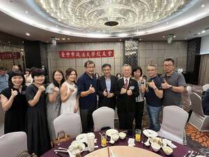 李蔡彥校長與曾守正主任秘書特別專程自臺北南下出席參加。（照片來源：政治大學校友會）(另開新視窗/jpg檔)圖片
