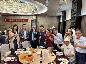 餐會中校友情誼交流熱烈。（照片來源：政治大學校友會）(另開新視窗/jpg檔)圖片