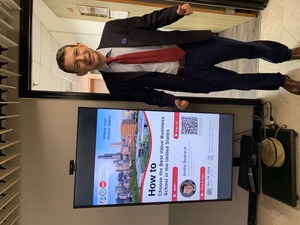 Andriy Bodnaruk 教授解析美國高等商學教育的最新發展趨勢。(照片來源: 應用經濟與社會發展英語碩士學位學程)(另開新視窗/jpg檔)圖片