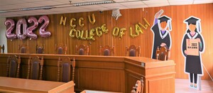 法學院於綜合院館北棟13樓實習法庭的攝影布置（照片來源：法學院）(另開新視窗/jpg檔)