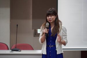 博士周穎琦致詞感謝兩位指導教授於研究路上的指導與陪伴。（照片來源：教務處）(另開新視窗/jpg檔)圖片