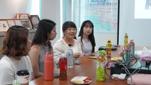 GCIT students participated in a vibrant roundtable discussion during their visit to Taiwan AI Labs, exchanging ideas on AI-driven media innovation and interdisciplinary career development. (Photo by GCIT)(Open new window/jpg file)Image