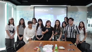 Huang Chao-Hui (first from right) and Distinguished Professor Trisha Lin (center), Director of the GCIT, pose for a group photo with students after the lecture—symbolizing a successful exchange between academia and industry. (Photo by GCIT)(Open new window/jpg file)Image