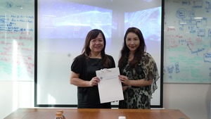 Huang Chao-Hui (right) and Distinguished Professor Trisha Lin (left) engage in an animated conversation following the keynote, further deepening academic-industry exchange on the role of AI in communication and education. (Photo by GCIT)(Open new window/jpg file)Image